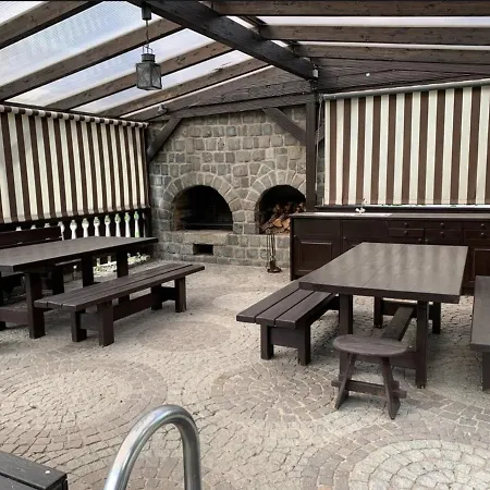 Mit Pool Und Grillplatz In