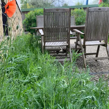 Mit Pool Und Grillplatz In *