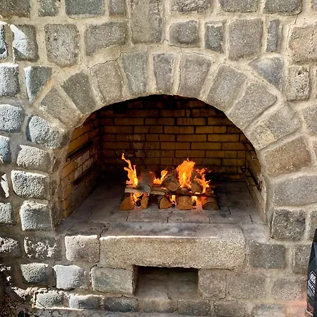 Mit Pool Und Grillplatz In *